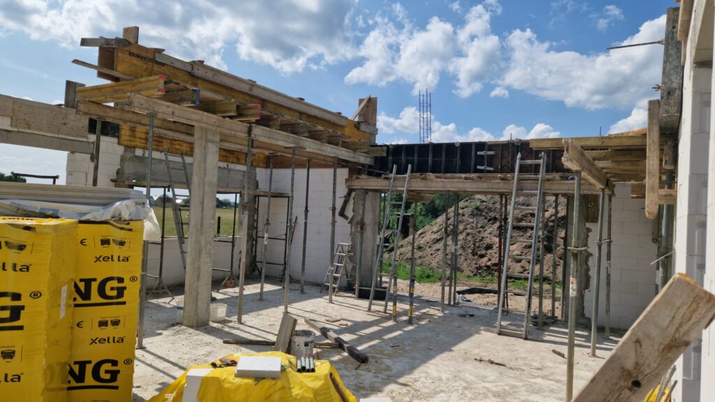 Budowa domu parterowego – murowanie ścian z bloczków w projekcie S Solo
