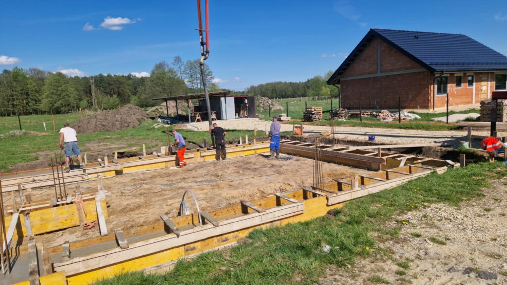 Etap fundamentów podczas budowy domu parterowego S Solo