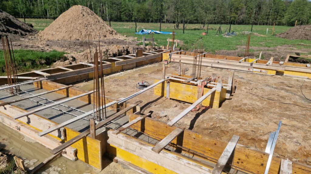 Prace fundamentowe na placu budowy domu parterowego – projekt S Solo