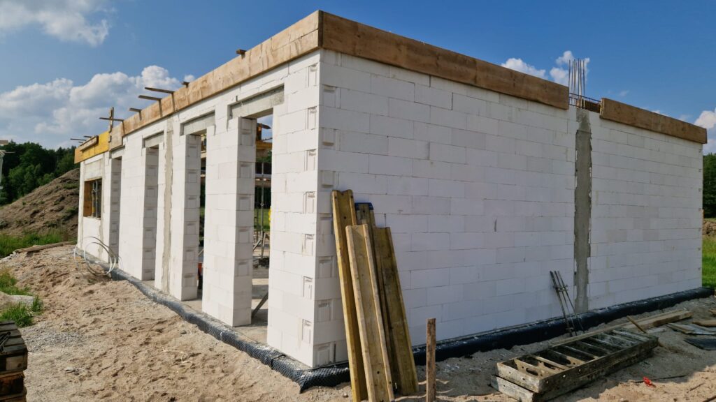 Budowa domu parterowego – murowanie ścian z bloczków w projekcie S Solo