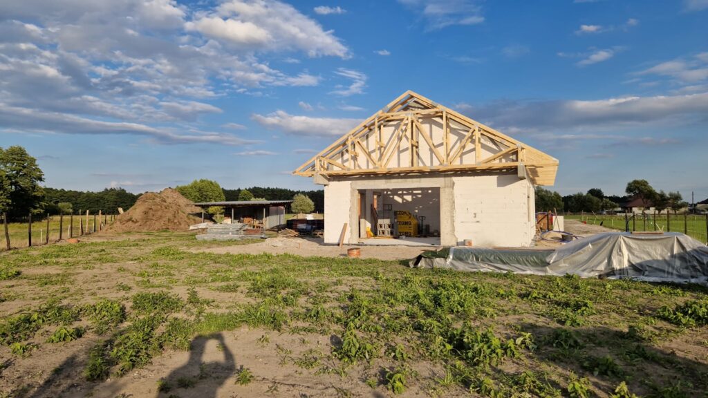 Etap więźby dachowej – budowa domu parterowego projekt S Solo